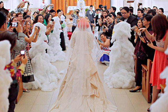 необычная и яркая свадьба, невеста идёт по проходу