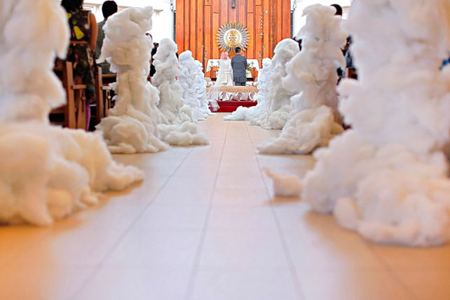 необычная свадьба, декор в виде облаков