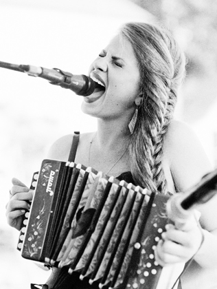 Подружка поет