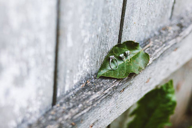 Невероятно чувственная свадьба, кольцо и серьги невесты