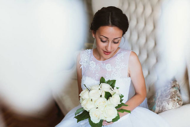 Невероятно чувственная свадьба, невеста с букетом
