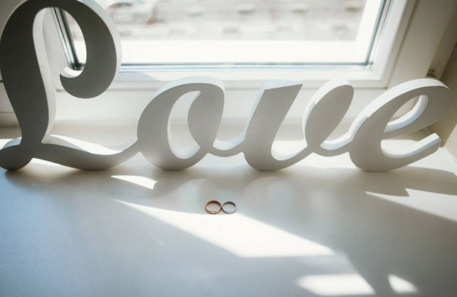 Невероятно чувственная свадьба, кольца и объемные буквы