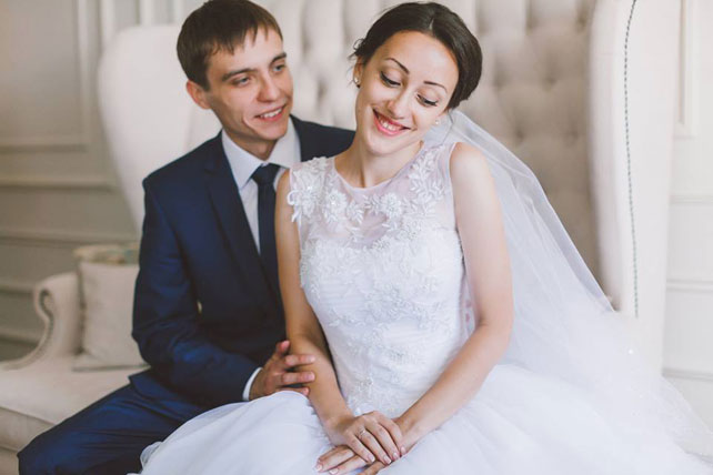 Невероятно чувственная свадьба, жених и невеста на диване