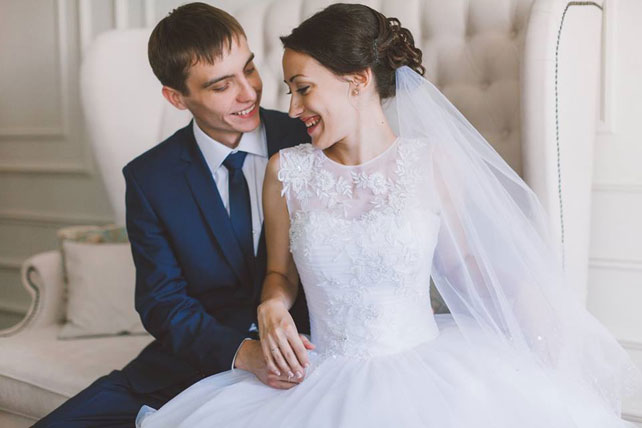 Невероятно чувственная свадьба, жених и невеста на диване