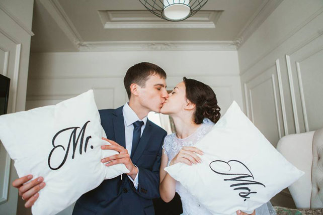 Невероятно чувственная свадьба, жених и невеста с подушками