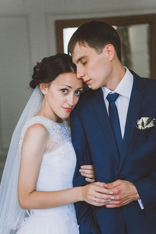 Невероятно чувственная свадьба, жених и невеста держатся за руки