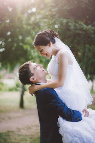 Невероятно чувственная свадьба, жених поднимает невесту