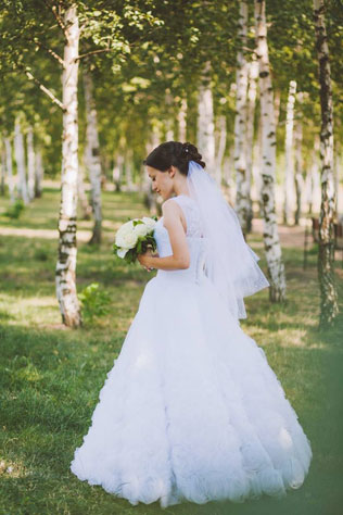 Невероятно чувственная свадьба, невеста в березовой роще