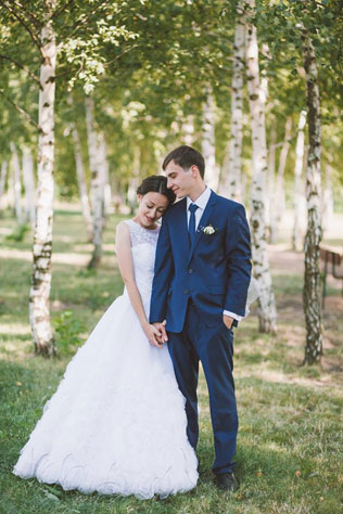Невероятно чувственная свадьба, жених и невеста в березовой роще