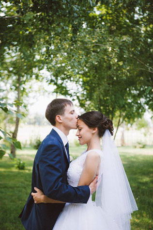 Невероятно чувственная свадьба, жених и невеста в парке