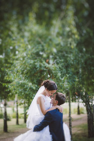 Невероятно чувственная свадьба, жених и невеста в парке