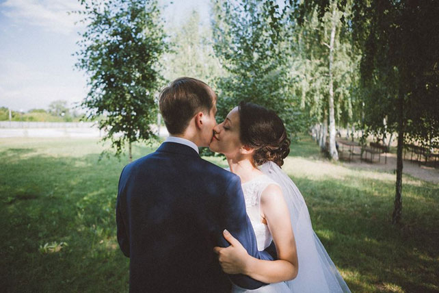 Невероятно чувственная свадьба, жених и невеста в парке