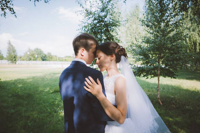Невероятно чувственная свадьба, жених и невеста в парке