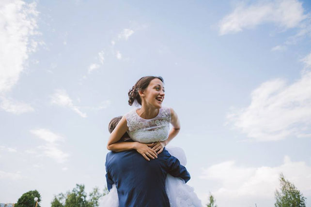 Невероятно чувственная свадьба, жених поднимает невесту