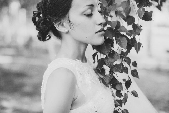 Невероятно чувственная свадьба, невеста с березой