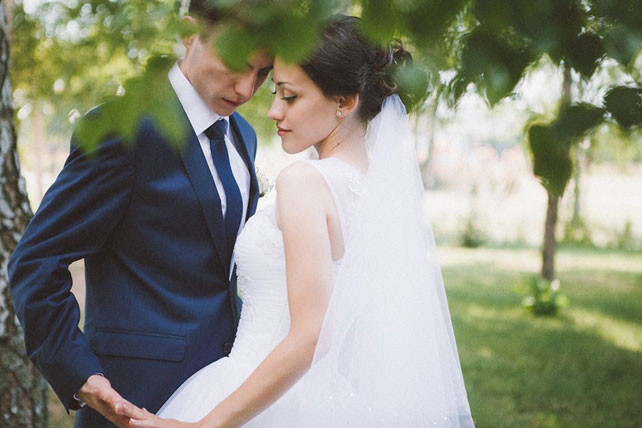 Невероятно чувственная свадьба, жених и невеста в парке