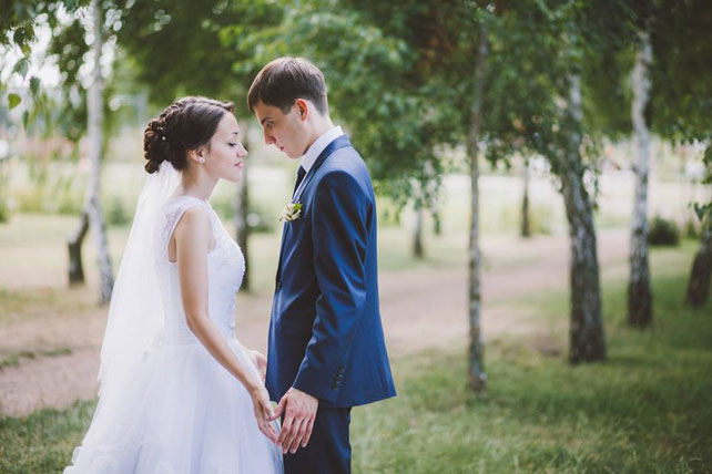 Невероятно чувственная свадьба, жених и невеста в парке