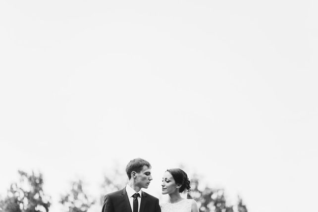 Невероятно чувственная свадьба, жених и невеста в парке