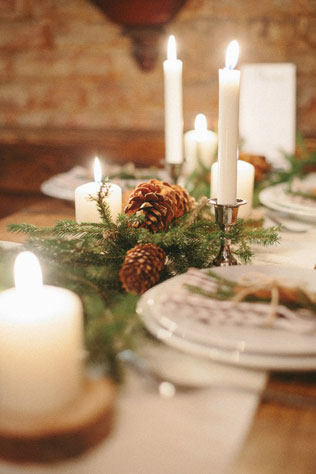 Новогодняя свадьба, декор стола шишками