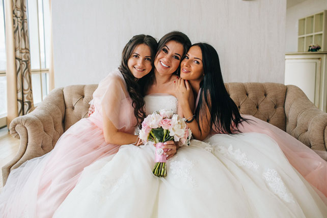 Очаровательная пионовая свадьба Антона и Ольги, невеста с подружками