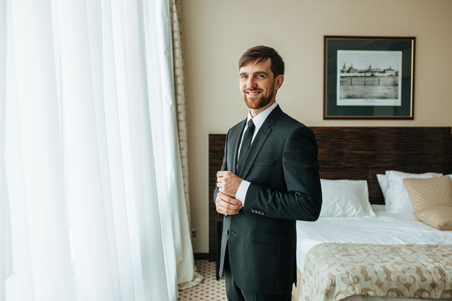 Очаровательная пионовая свадьба Антона и Ольги, образ жениха