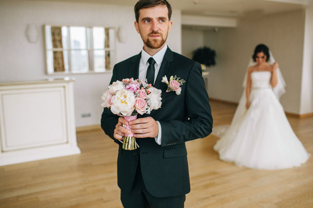 Очаровательная пионовая свадьба Антона и Ольги, встреча жениха и невесты