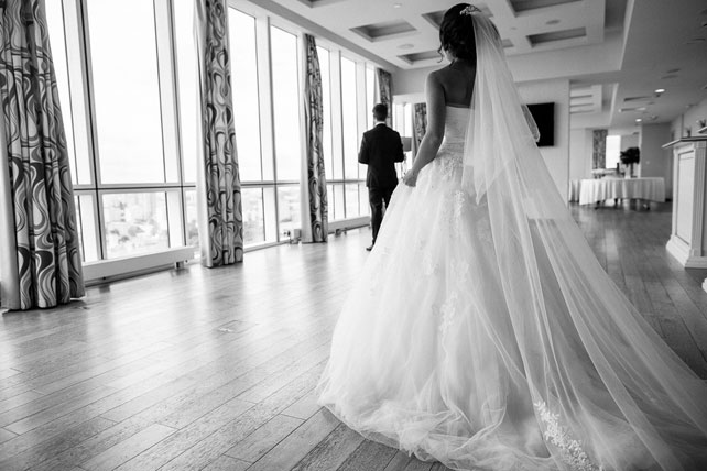 Очаровательная пионовая свадьба Антона и Ольги, встреча жениха и невесты