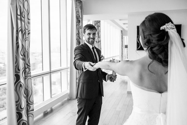 Очаровательная пионовая свадьба Антона и Ольги, встреча жениха и невесты