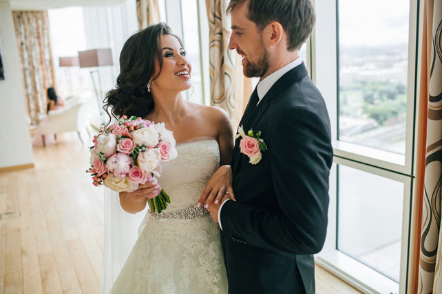 Очаровательная пионовая свадьба Антона и Ольги, встреча жениха и невесты