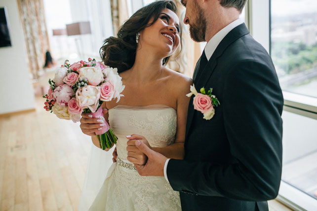 Очаровательная пионовая свадьба Антона и Ольги, встреча жениха и невесты