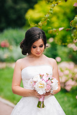 Очаровательная пионовая свадьба Антона и Ольги, невеста с букетом