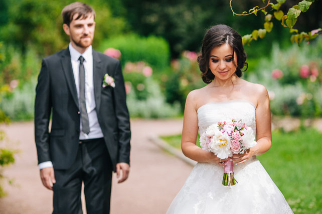 Очаровательная пионовая свадьба Антона и Ольги, жених и невеста в парке