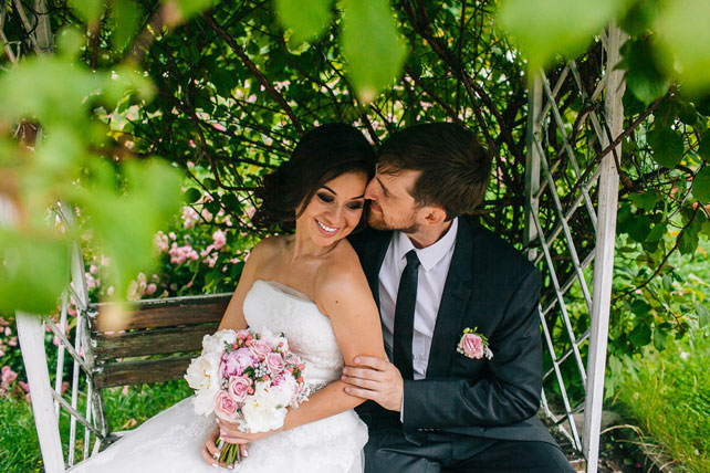 Очаровательная пионовая свадьба Антона и Ольги, жених и невеста в парке
