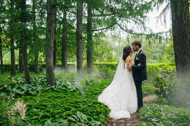 Очаровательная пионовая свадьба Антона и Ольги, жених и невеста в лесу