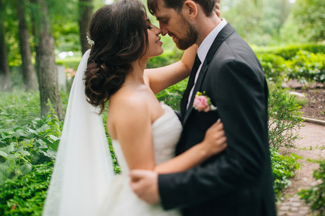 Очаровательная пионовая свадьба Антона и Ольги, жених и невеста в лесу