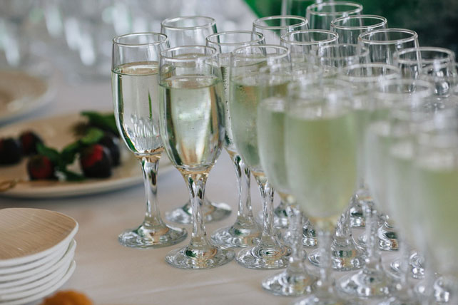 Очаровательная пионовая свадьба Антона и Ольги, шампанское