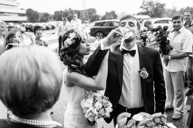 Очаровательная пионовая свадьба Антона и Ольги, жених и невеста пьют шампанское