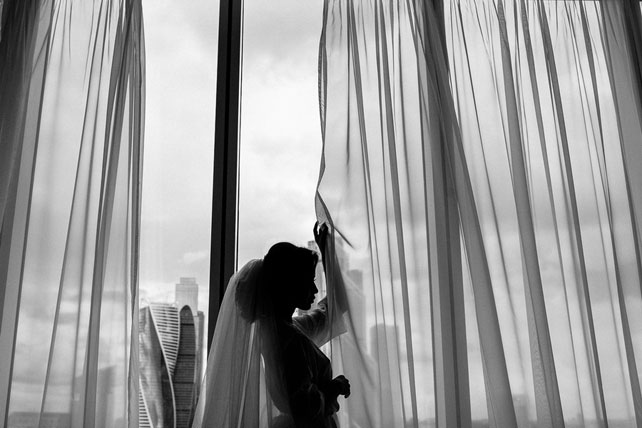 Очаровательная пионовая свадьба Антона и Ольги, невеста у окна