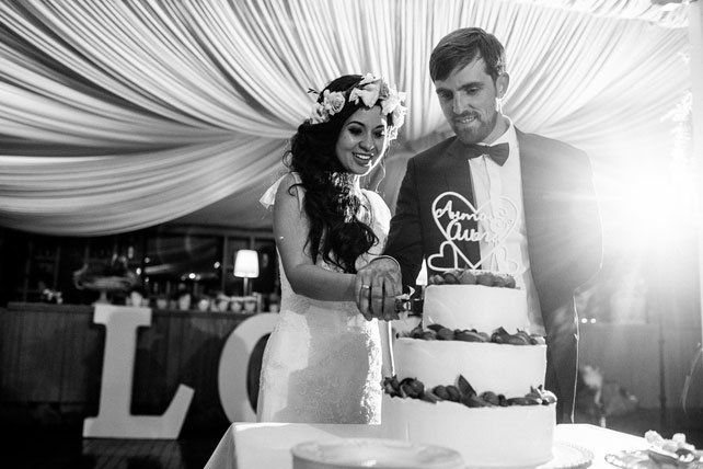 Очаровательная пионовая свадьба Антона и Ольги, жених и невеста разрезают торт