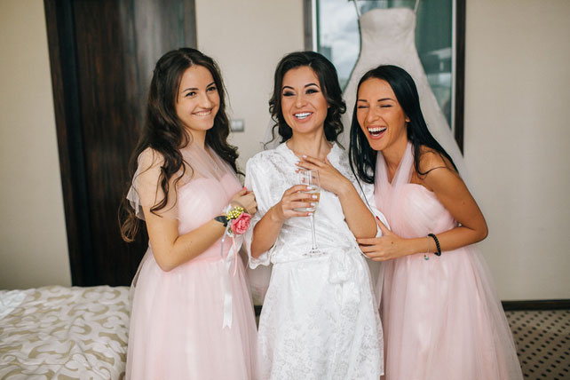 Очаровательная пионовая свадьба Антона и Ольги, невеста с подружками