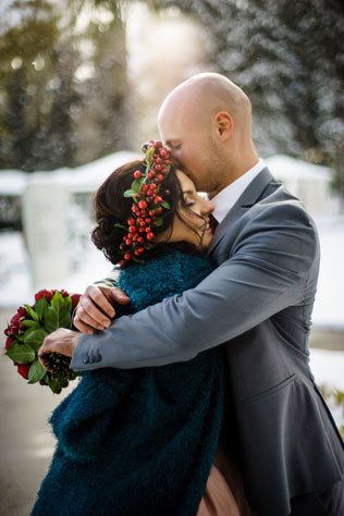 Окрыленные любовью, невеста и жених в объятиях