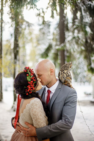 Окрыленные любовью, жених и невеста с совой