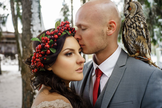 Окрыленные любовью, жених и невеста с совой
