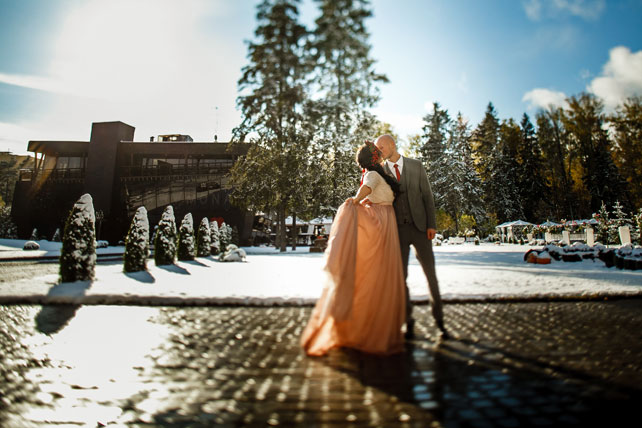 Окрыленные любовью, жених и невеста в парке