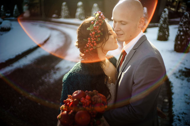 Окрыленные любовью, жених и невеста в парке