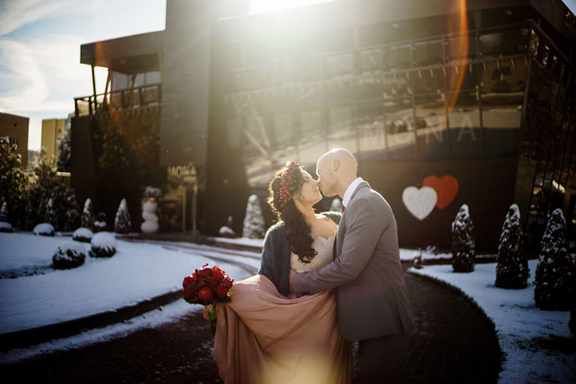 Окрыленные любовью, жених и невеста в парке