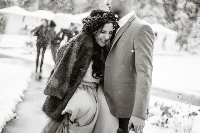 Окрыленные любовью, жених и невеста в парке