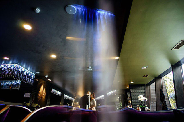 Окрыленные любовью, поцелуй жениха и невесты