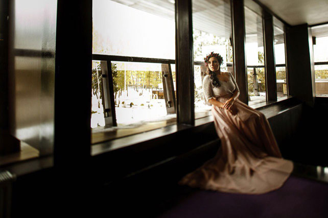 Окрыленные любовью, невеста у окна