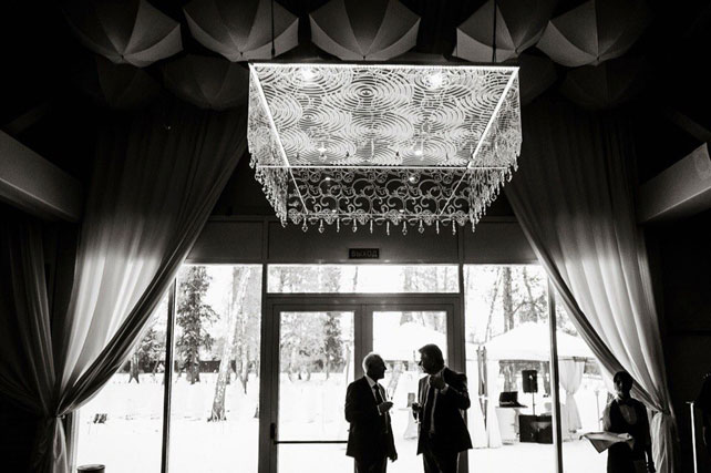 Окрыленные любовью, гости на месте торжества